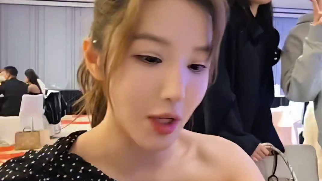 轩子老师太受欢迎了！乔妹子圣争先恐后要合照