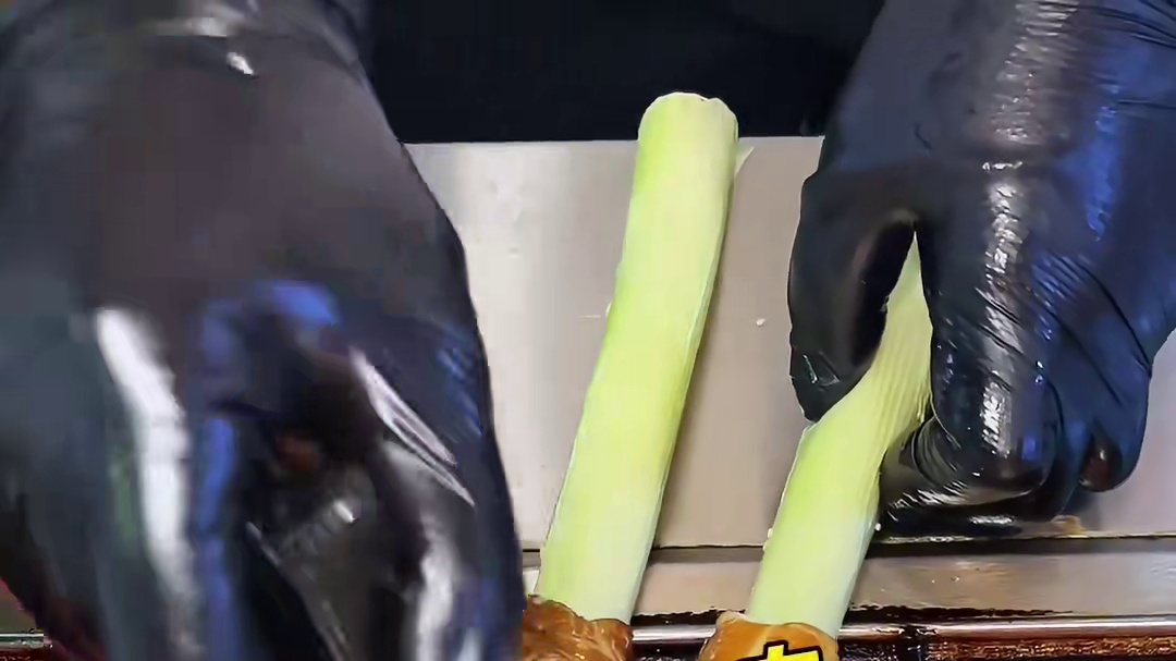 来成都夜市吃到肥肠包大葱了，以为是黑暗料理，没想到烤好意外好吃