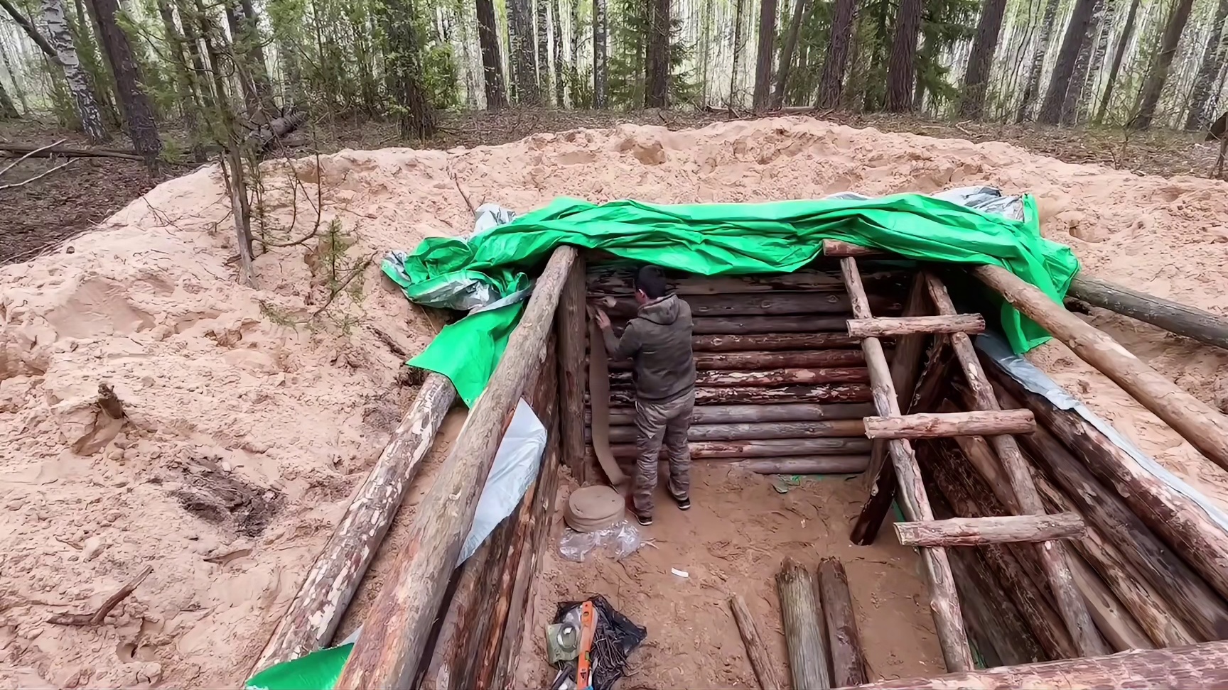 第1集：零下三十度的雪地，男人却热得冒汗，独自到野外建造出地下庇护所，地下2米极其隐蔽