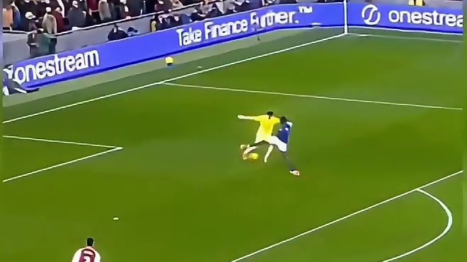 作为门将，脚法必须丝滑