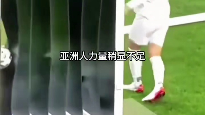 谁是射门最有力的球员，看击穿几块泡沫板