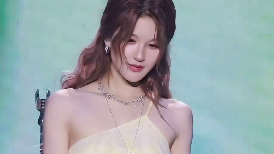 对接发文说剧组打工人惨，但是这一切不是赵露思造成的