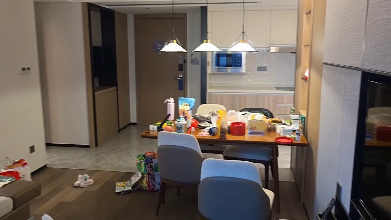 小酷给小金穿衣服！两个人开心坏了