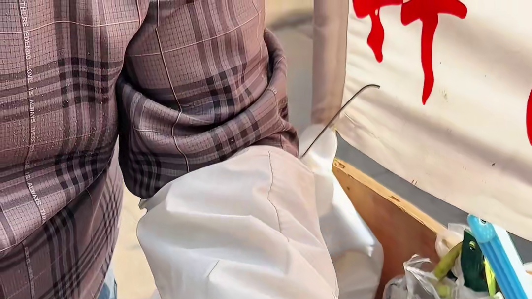 开封街头竹筒粽子，3块一个，撒上带黑芝麻的糖软糯香甜