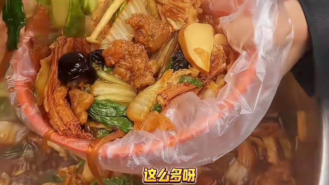 郑州街头大锅烩菜，10块一碗还送两个馍，两个人都够吃了