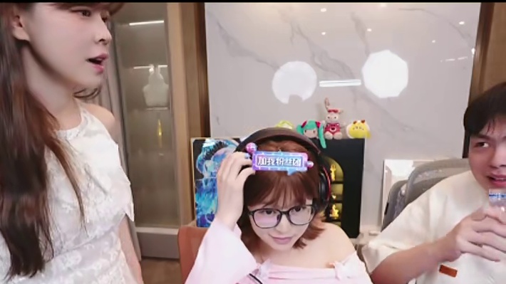 什么叫也行，我这美貌很顶了好不好