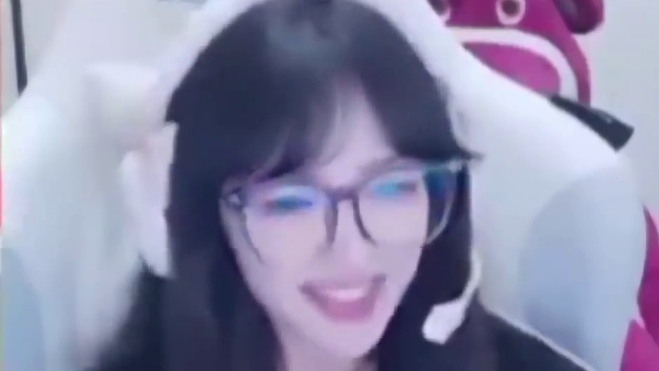 1222和Doo看美女Coser跳舞，把Doo看脸红1222心率破120，你两软蛋真无敌了