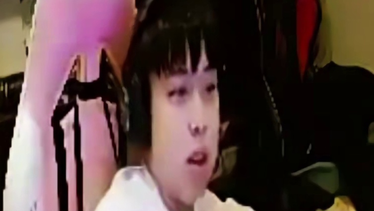 宠儿讲述打比赛不存在场外因素，职业选手佩戴两个耳机裁判会把白噪音调大，游戏脚步都听不清 #