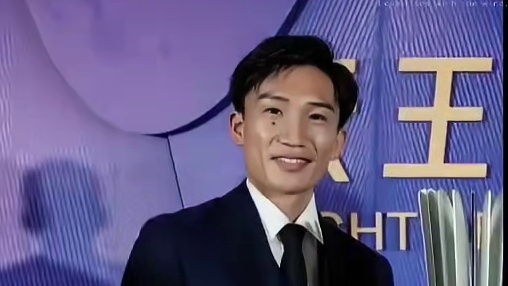 泪目！桃田贤斗复出首战石宇奇，爷青回！ 明天！12月26日深圳天王杯 世界第一石宇奇 vs 前世界第一桃田贤斗 职业生涯12次交手，6-6平分秋色 这一次，是石宇奇带伤复仇？还是桃田复出逆袭？