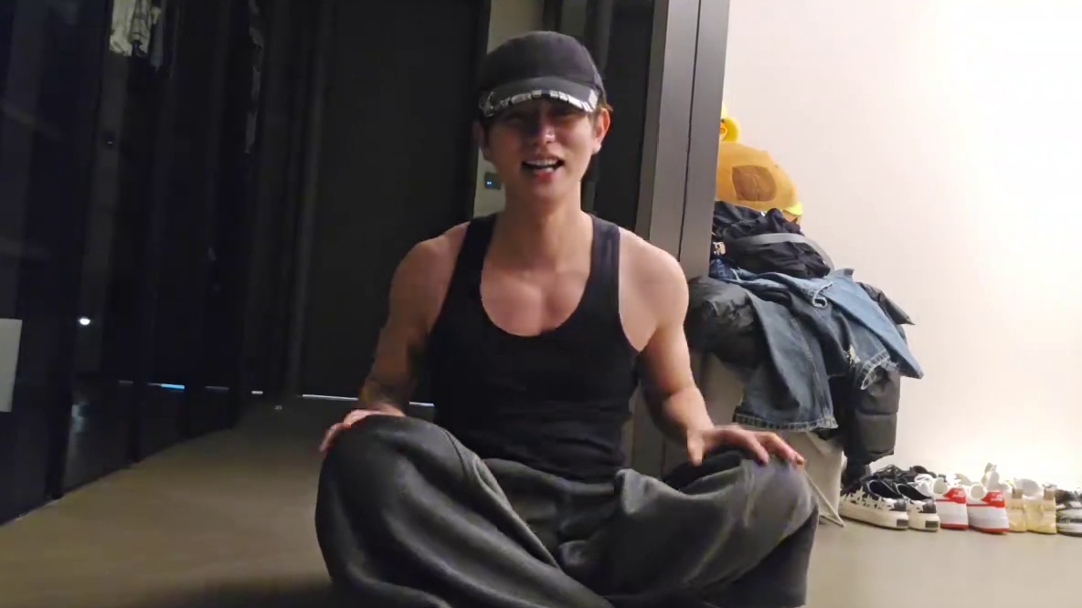 童锦程直播做俯卧撑，做五十个应该没问题