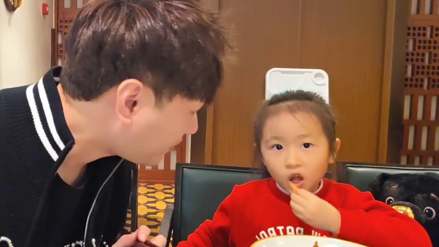 小金顶级反应！妈妈聪明爸爸笨笨的