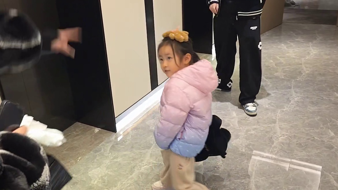 小酷小金被锁门外！给乔妹气死了