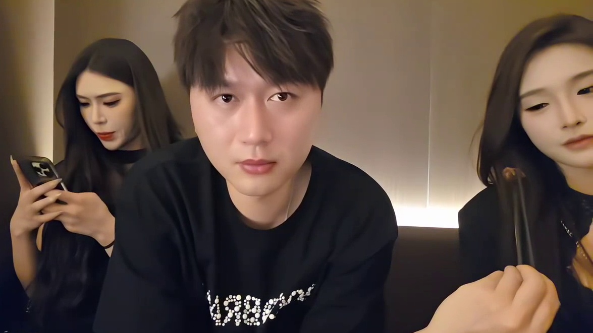 小酷被美女包围了！雨露均沾一人一口