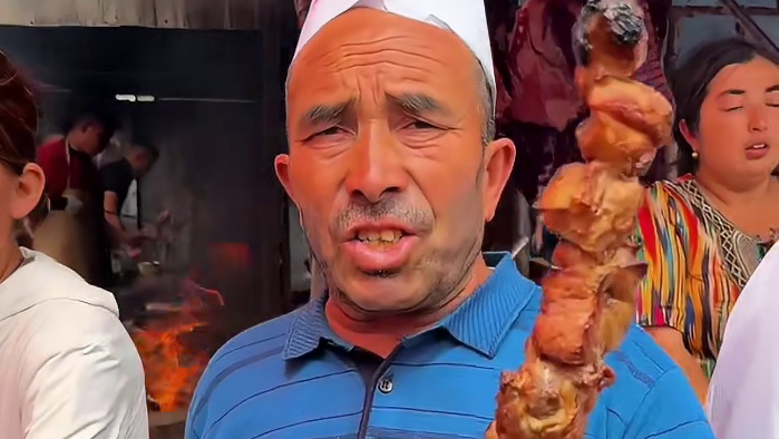 新疆街头馕包羊肉串 有羊肉羊肝子口感丰富