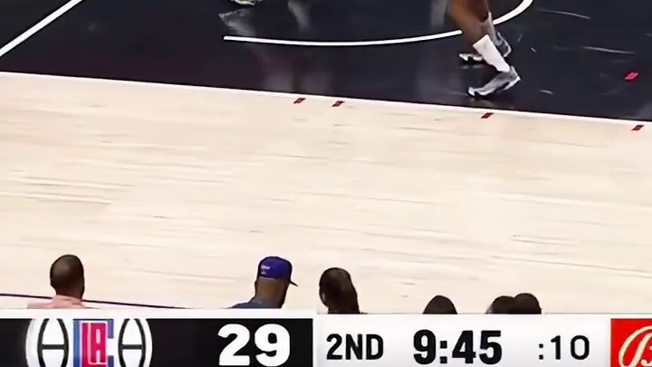 布朗强势暴扣，与队友默契配合震撼全场