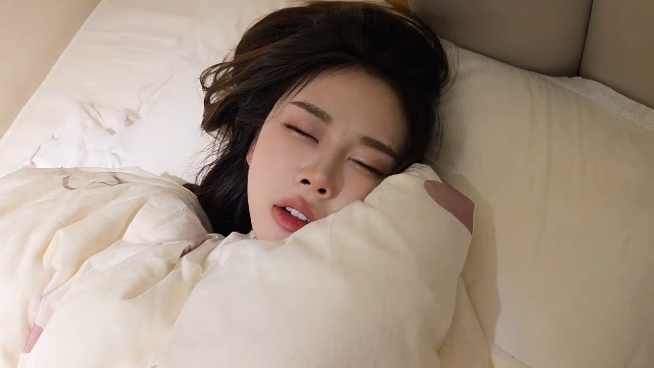 小唐睡得像个死人！弹幕爆笑