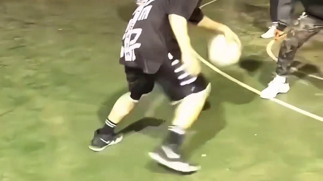 头盔哥和队友精彩配合，这球太帅啦