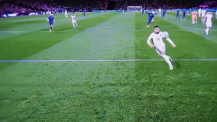 主动出击酿成大错，奋力奔跑为门将兜底