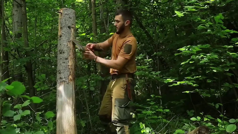 第1集：男人来到野外不仅烧制出了砖块，而且还搭建出这么漂亮的小屋