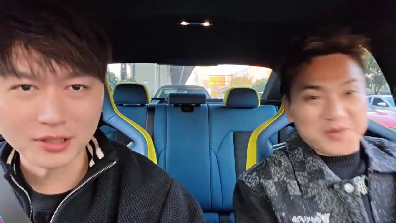 小酷路上扔不凡手机！爆笑如雷