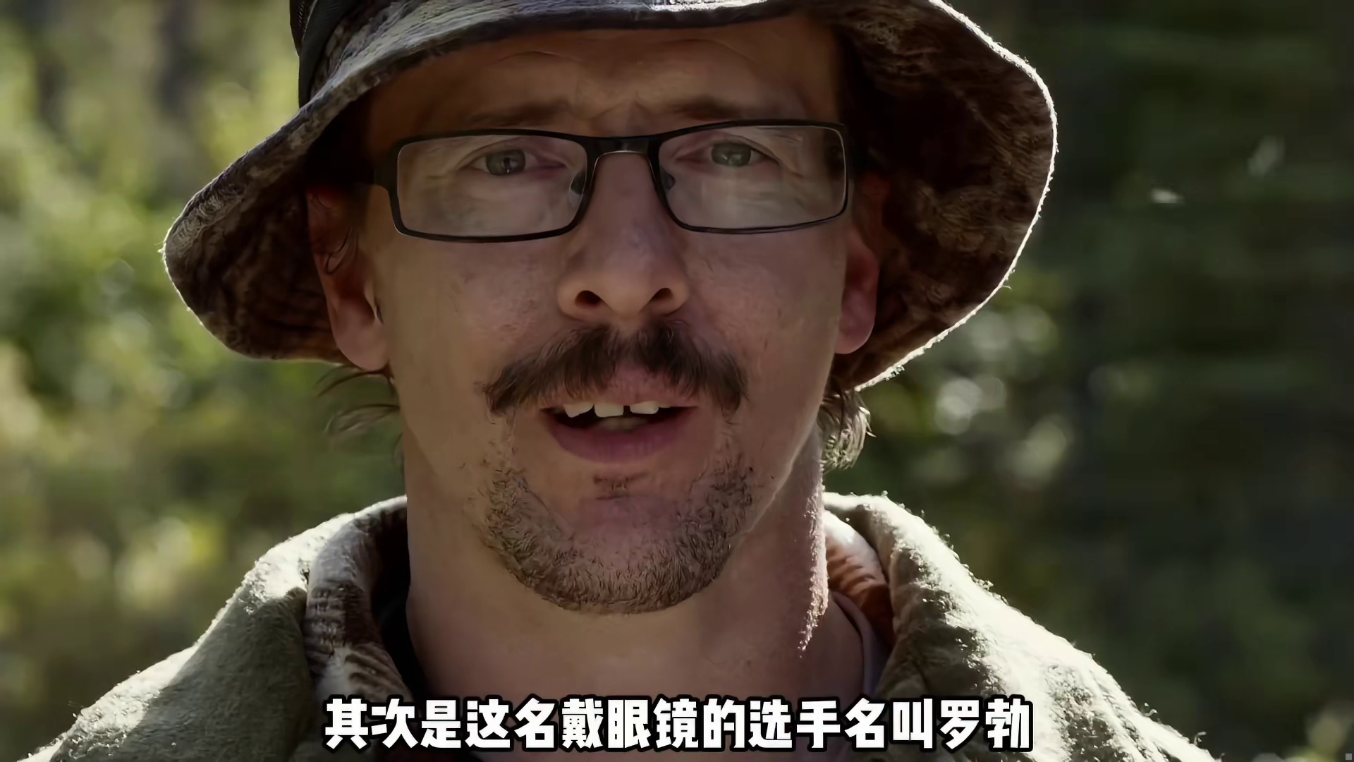 荒野独居的全新玩法开局就送一头麝牛，大佬竟敢徒手跟黑熊五五开 (1)