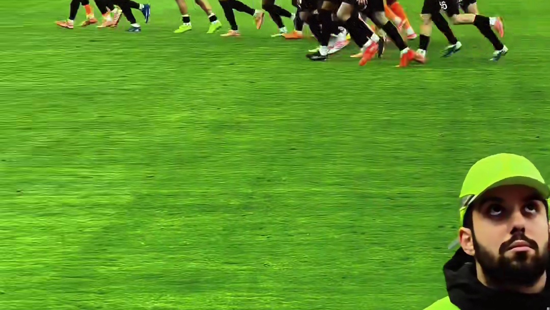 看台上的球迷，他们为胜利而疯狂，米兰球员手牵手答谢球迷