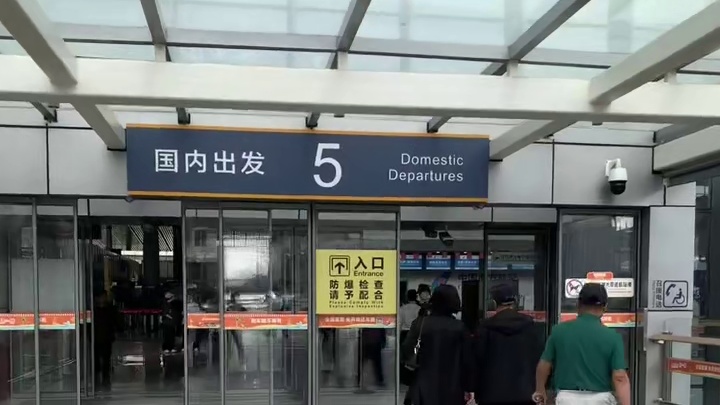 来到了一个既陌生又熟悉的城市 恋人