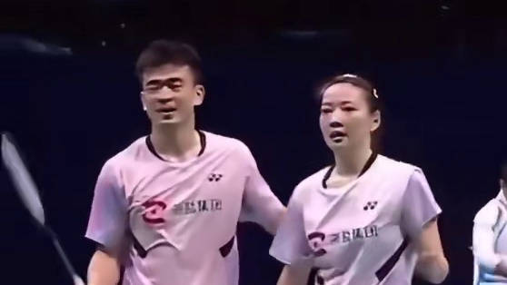 高光时刻属于混双！国羽强势包揽总决赛冠亚军，“凤凰”与“蒋卫”组合稳如泰山，让人心安。 但更多是“差一点”的遗憾——男单、女单、男双皆闯入决赛，却齐齐摘银。这一步之遥，仿佛全年缩影。 唯独他，照亮了不一样的路： 石宇奇，生涯巅峰之年，首夺世锦赛冠军、登顶世界第一，若非总决赛带伤上阵，卫冕或许已在掌心。他一人，撑起了男单的门面。 但辉煌背后，隐忧浮现：男单断层已现。李时峰状态低迷，陆光祖、温弘阳尚未