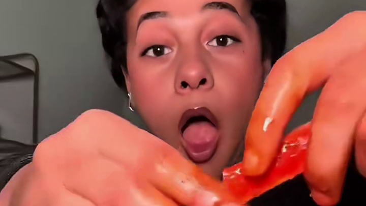 妹子和侄女斗嘴吃海鲜  ​