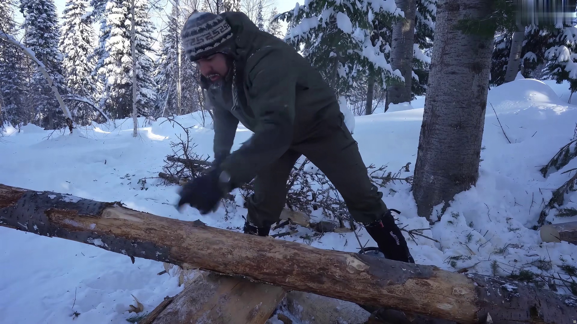 “在暴雪中搭建一间温暖舒适的木屋” (1)