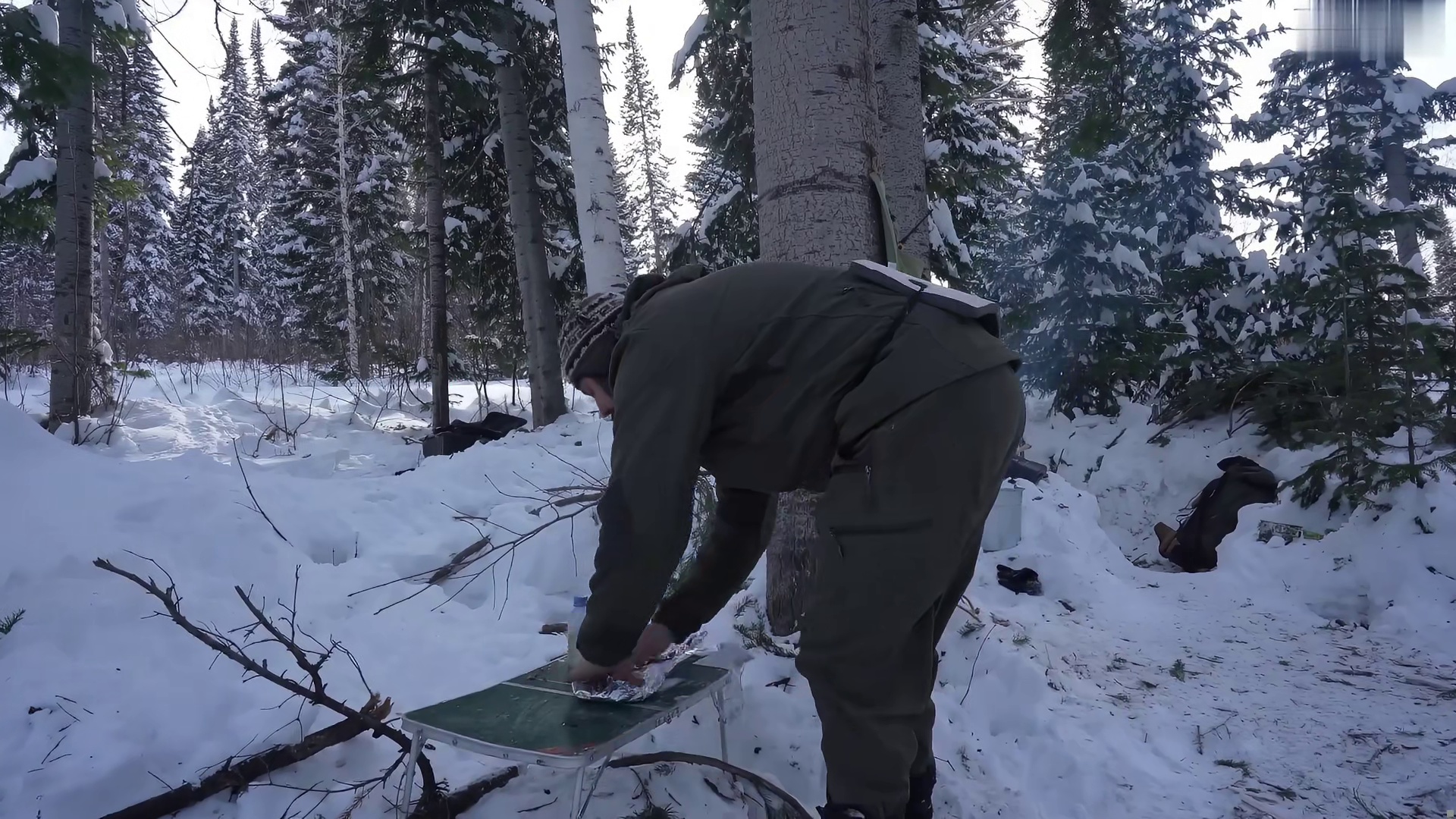 “在暴雪中搭建一间温暖舒适的木屋” (3)
