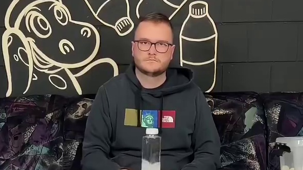 不可思议的挑战，老哥以超强手法模仿别人的极限操作。