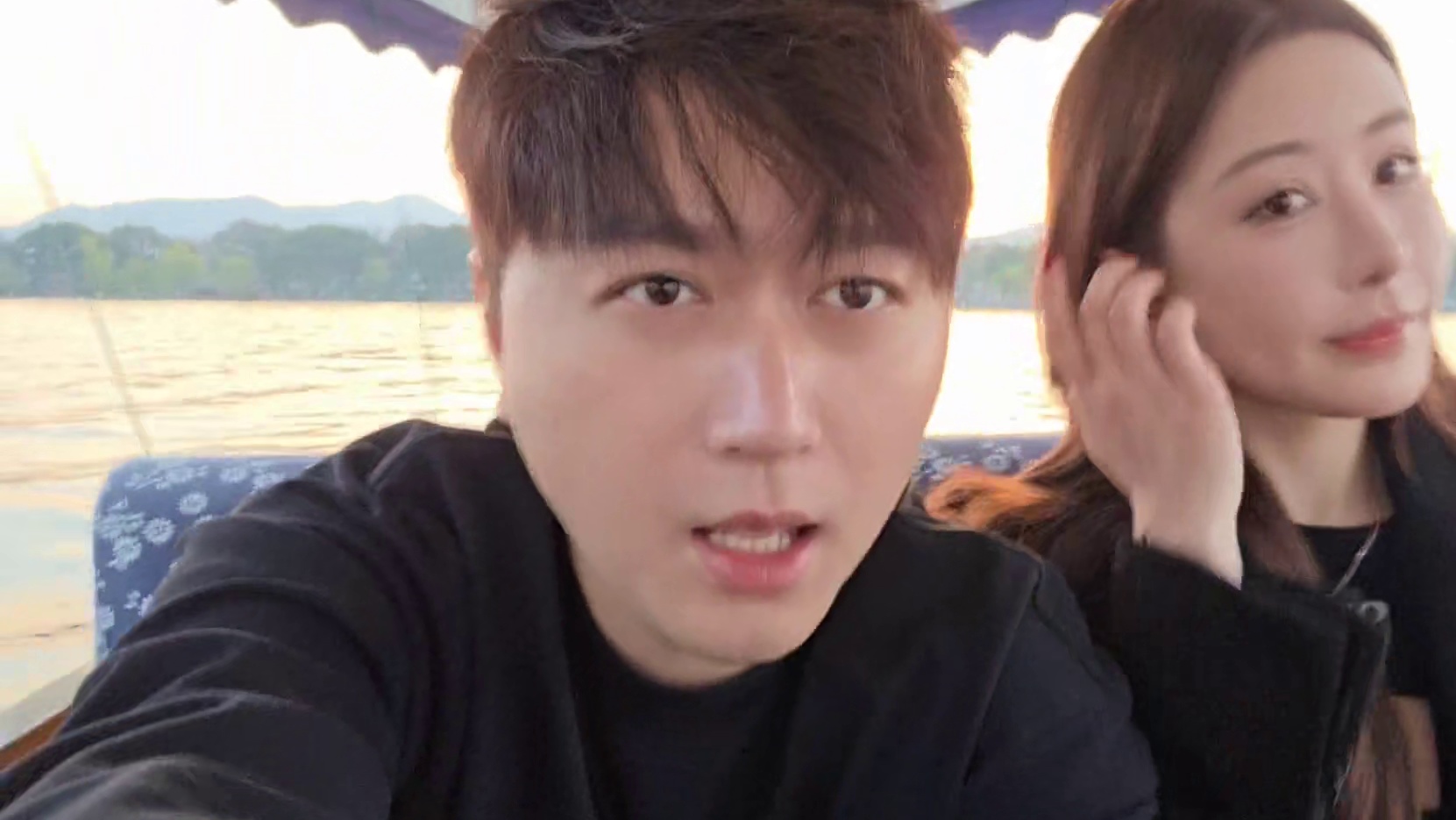 你挤到我胸了！弹幕刷屏出生