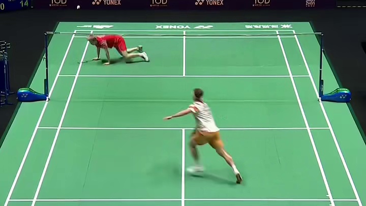 石宇奇每球倾尽全力，连续做出极致防守