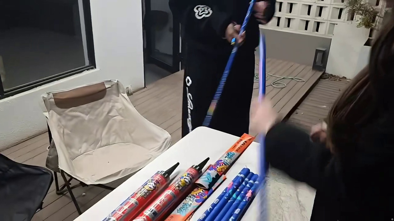 小酷带妹子看烟花、用无人机送项链！太浪漫了