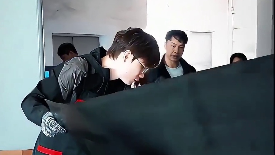 本以为他是个富二代，没想到也是白手起家。必须等一下！