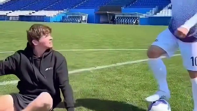 帮我看看这大爷会踢球不？