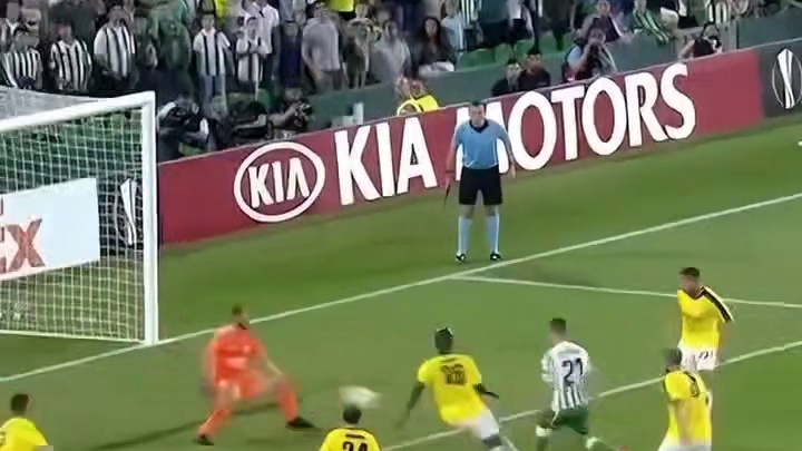 这假动作给骗的，配合脚后跟垫球转身射门。