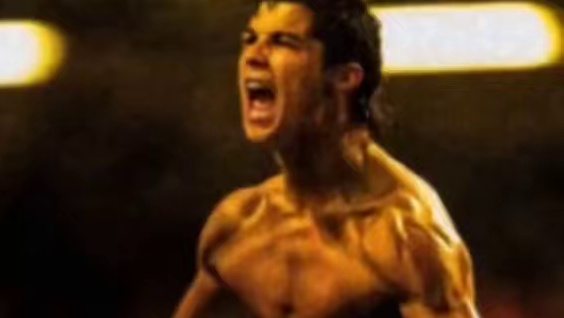 门将玩火自焚_主动出击酿成大错！队友奋力奔跑为门将兜底