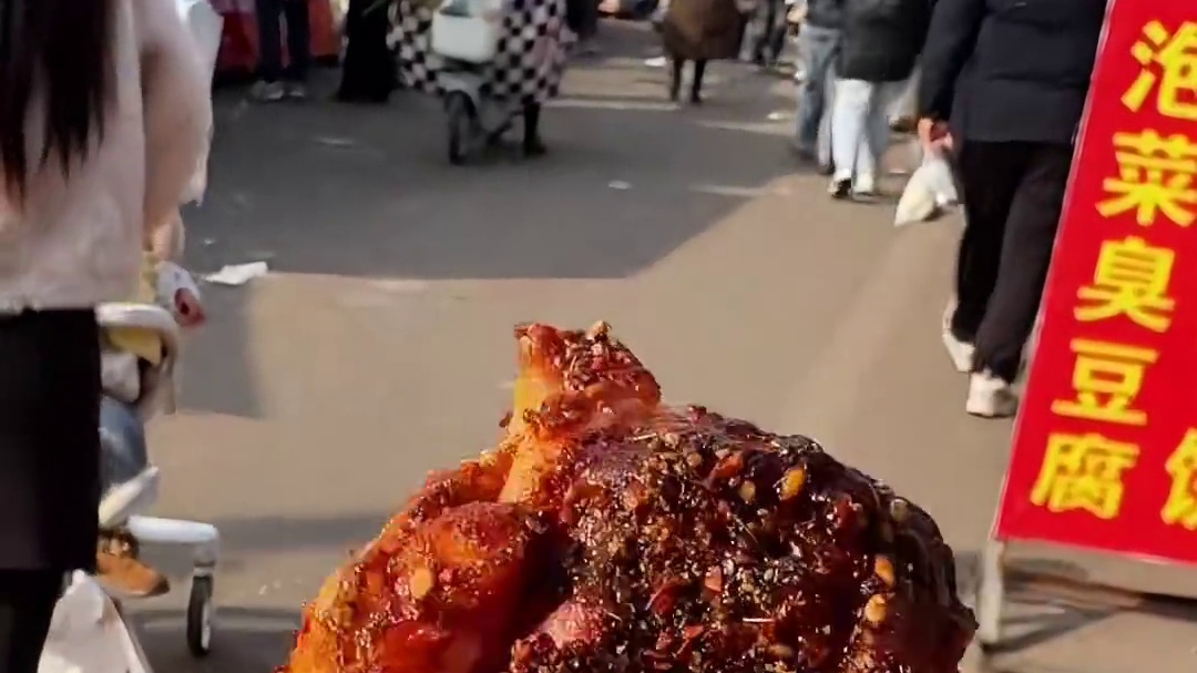 沉浸式逛吃山东大集 这山东大集你就来吧，一百块从早炫到晚都花不完。一块钱的寿司，五块钱两根的肉肠，五毛一个的肉包子，十元三个的烤鸡腿还有十块钱六个的奶油面包。。。