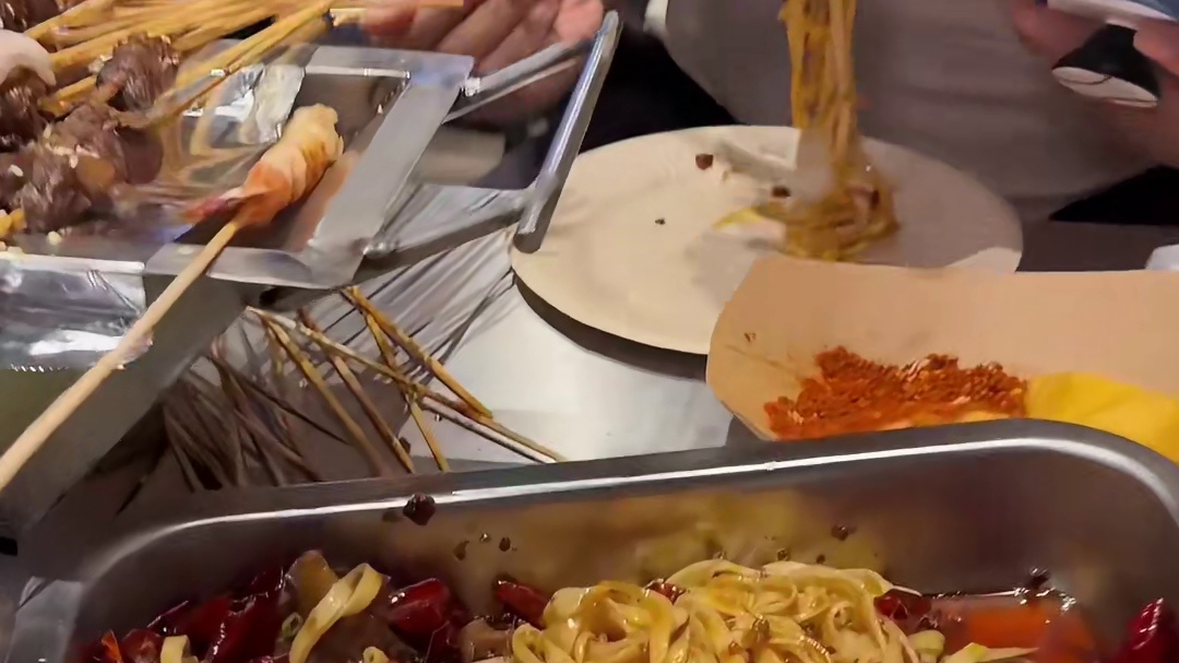 云南烧烤很顶，云南土豆很面，炒牛筋拌面一定要点。
