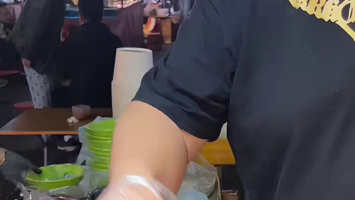 又来找老板喝他这一锅羊汤啦，现在的天气来一碗热乎乎羊杂汤胃里暖暖的太舒服啦