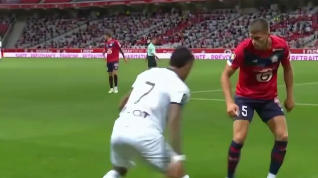 你见过曾经的拉菲吗 
拉菲尼亚盘带突破！巴西天才太炸裂，也太有实力了