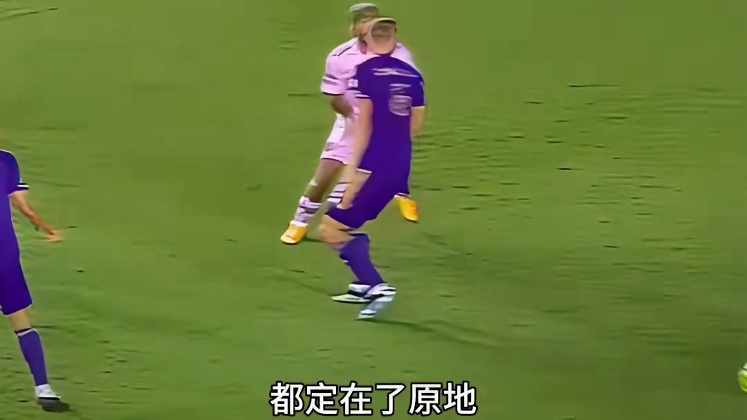 梅西却在扫视后方，这是为什么呢