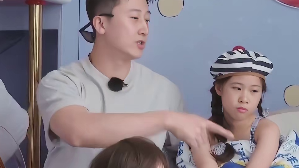 原来真的有一碗水端平的家庭，姐弟二人争床铺，爸妈的方式太绝了