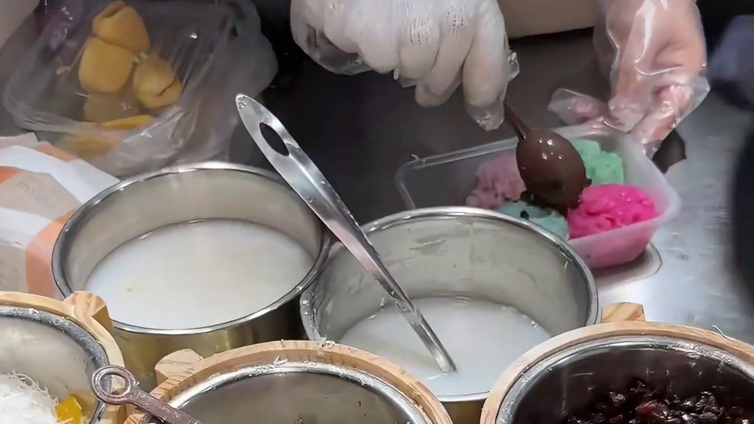 夜市里糯叽叽的泰式糯米饭！我真的太馋了，今晚做饿梦的素材都有了！