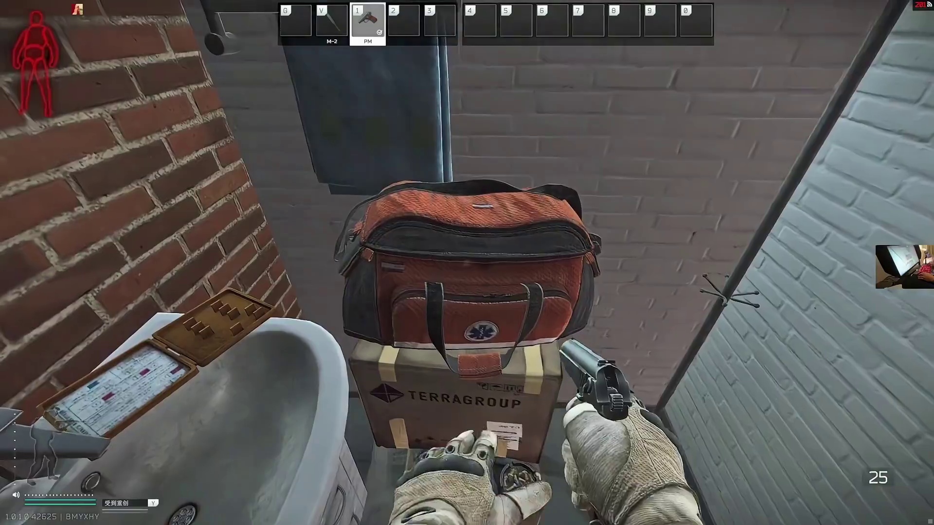 左手背包又手刀，小红人跑刀刺老外！