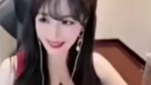 “马脚证婚人多视角欣赏崩哥深情献唱，满屏都是甜甜甜！”