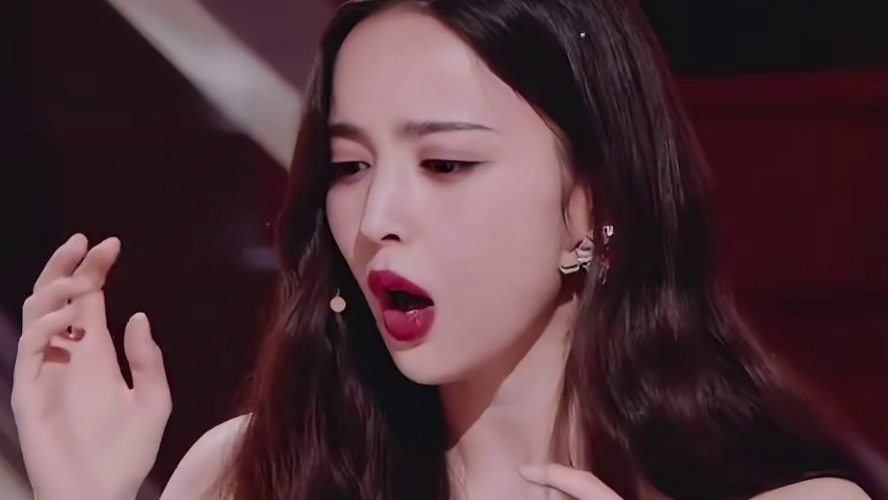 娜扎  竟有间歇性手机恐惧症？克服压力全靠吃辣条！