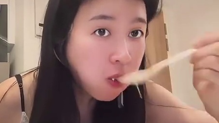 胃快！快！！别嚼了，咽！快咽！！嘴等一会儿！等一会儿！